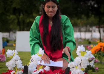 [COMPLETO] 1106H0630 Se graduó y visita a su madre para contarle, pero guardaba un secreto
