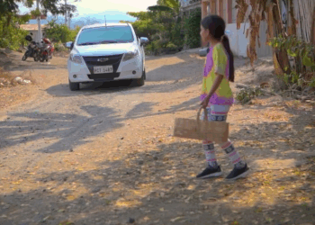 [COMPLETO] 1123H0630 Niña descubrió a su verdadero padre gracias a un avioncito de papel