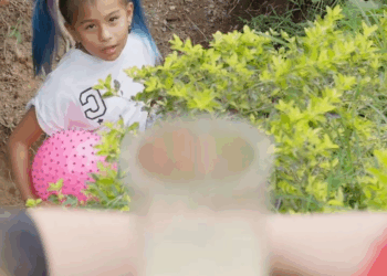 [COMPLETO] 1176H0630 Niña descubre a su mamá besando al tío y destruye su familia 23p3