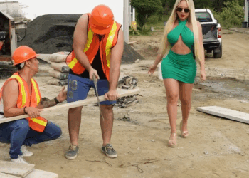 [COMPLETO] 1069H0630 Mujer le da una buena lección a unos albañiles