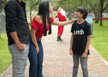 [COMPLETO] 1085H0630 Papa Noel trabajador descubre la doble vida de su esposa y su hijo